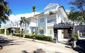 Ramada Suites By Wyndham Solo